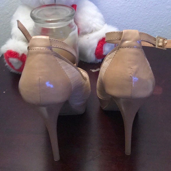 Size 8 Shoes. Only worn 3 times - Picture 5 of 5